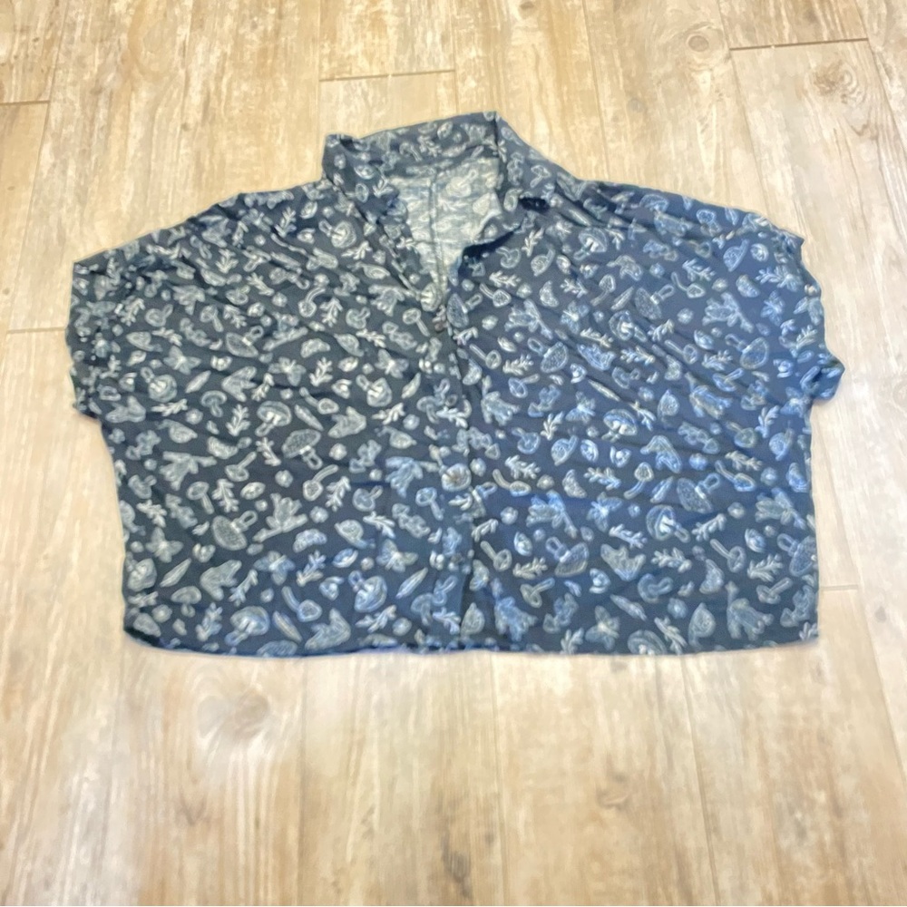 Hot Topic Boxy Cropped Button up Shirt